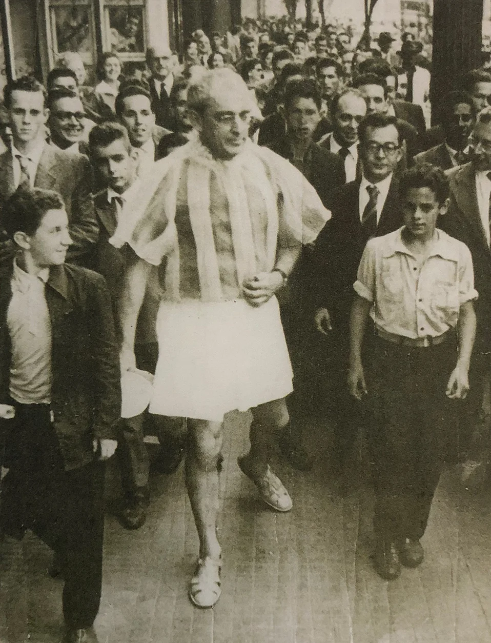 33. Flávio de Carvalho, in his 1956 New Look performing in the streets of São Paulo CEDAE Archives, Universidade de Campinas - UNICAMP - SP