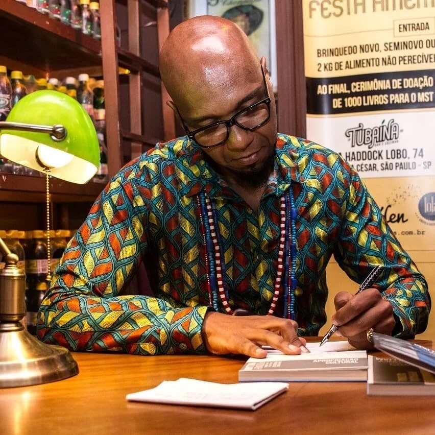 46. Babalorixá and doctor in social sciences, Pai Rodney William autographing his book Apropriação Cultural . Image: Personal Archive