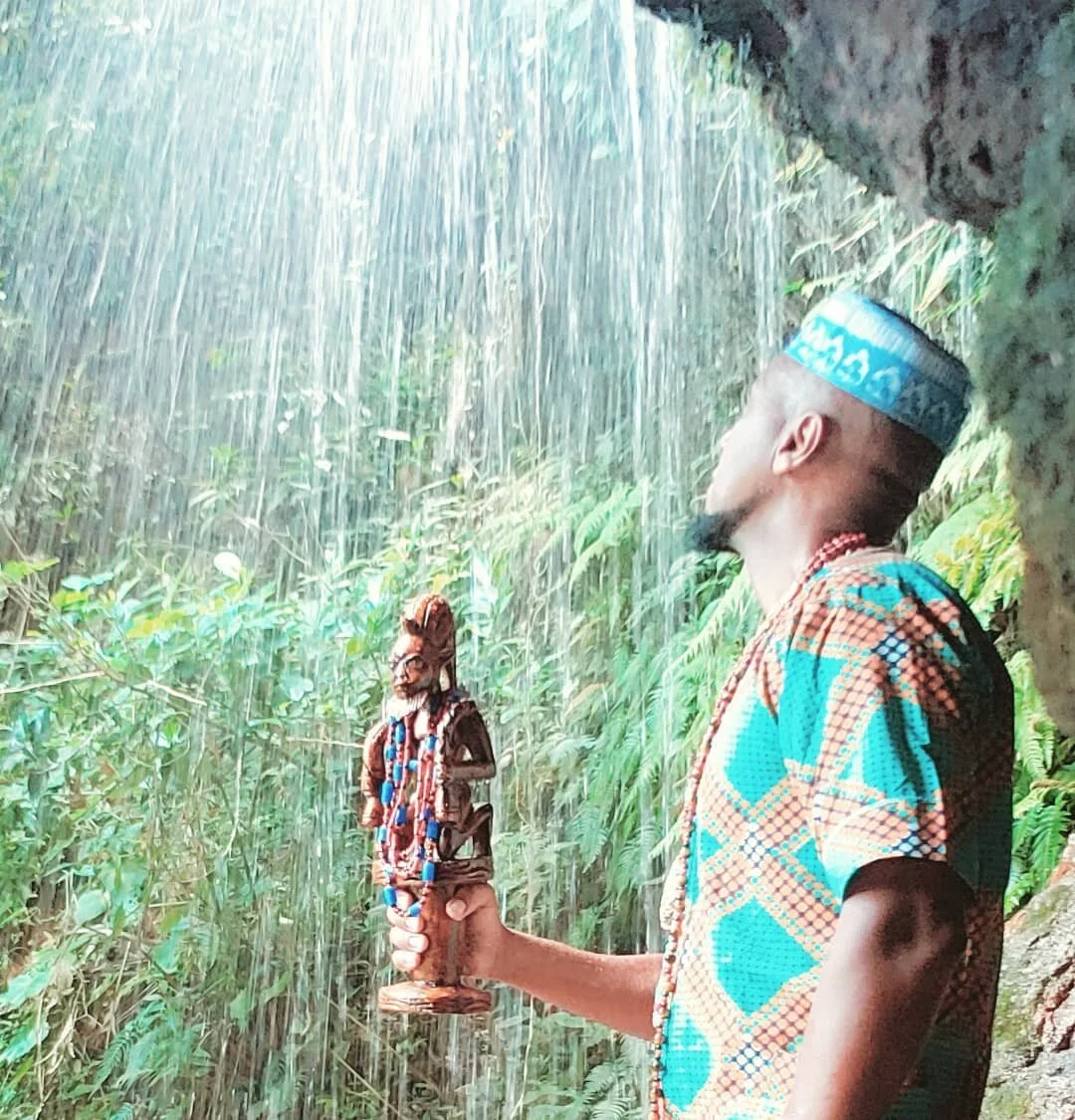 44 . Babalorixá and doctor in social sciences, Pai Rodney William worshiping the Orisha Eshu. Image: Personal Archive