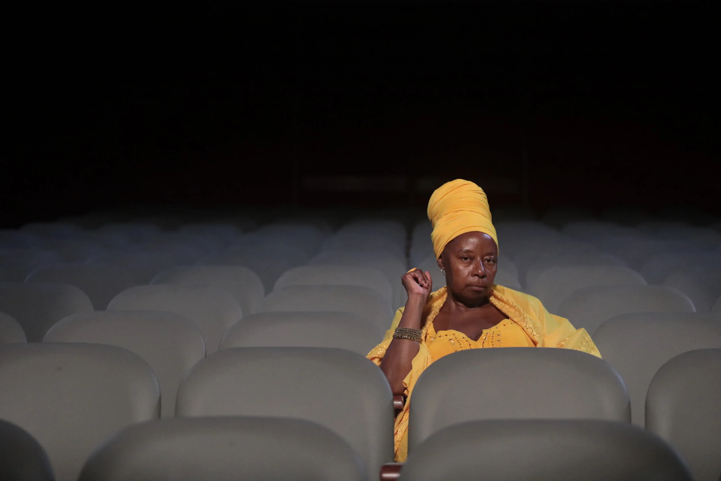 30. Actress Alba Darabi reflecting on her life and career. Municipal Theatre of Ilhéus. Image: Orquídea Marques
