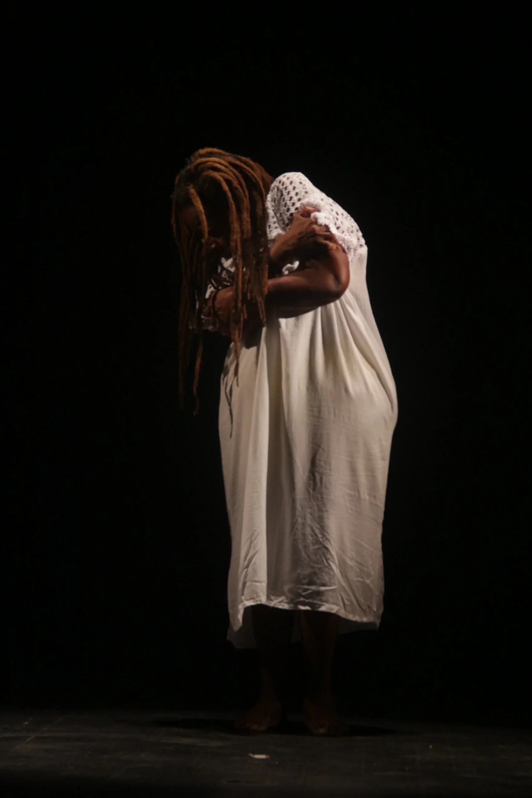 28. Actress Alba Darabi performing Part III of Candomblé . Image: Orquídea Marques. Municipal Theatre of Ilhéus