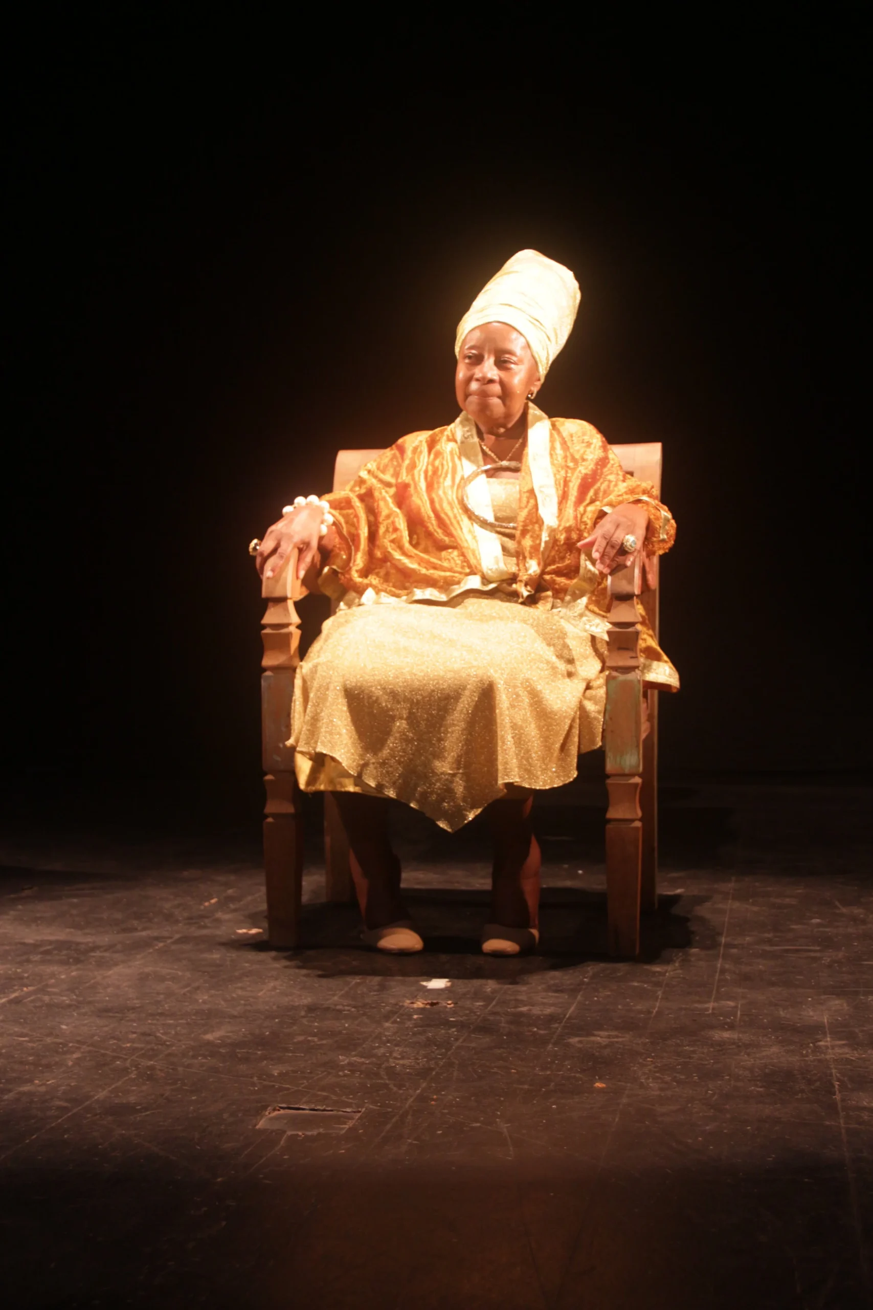 31. Actress Alba Darabi reflecting on her life and career. Municipal Theatre of Ilhéus. Image: Orquídea Marques