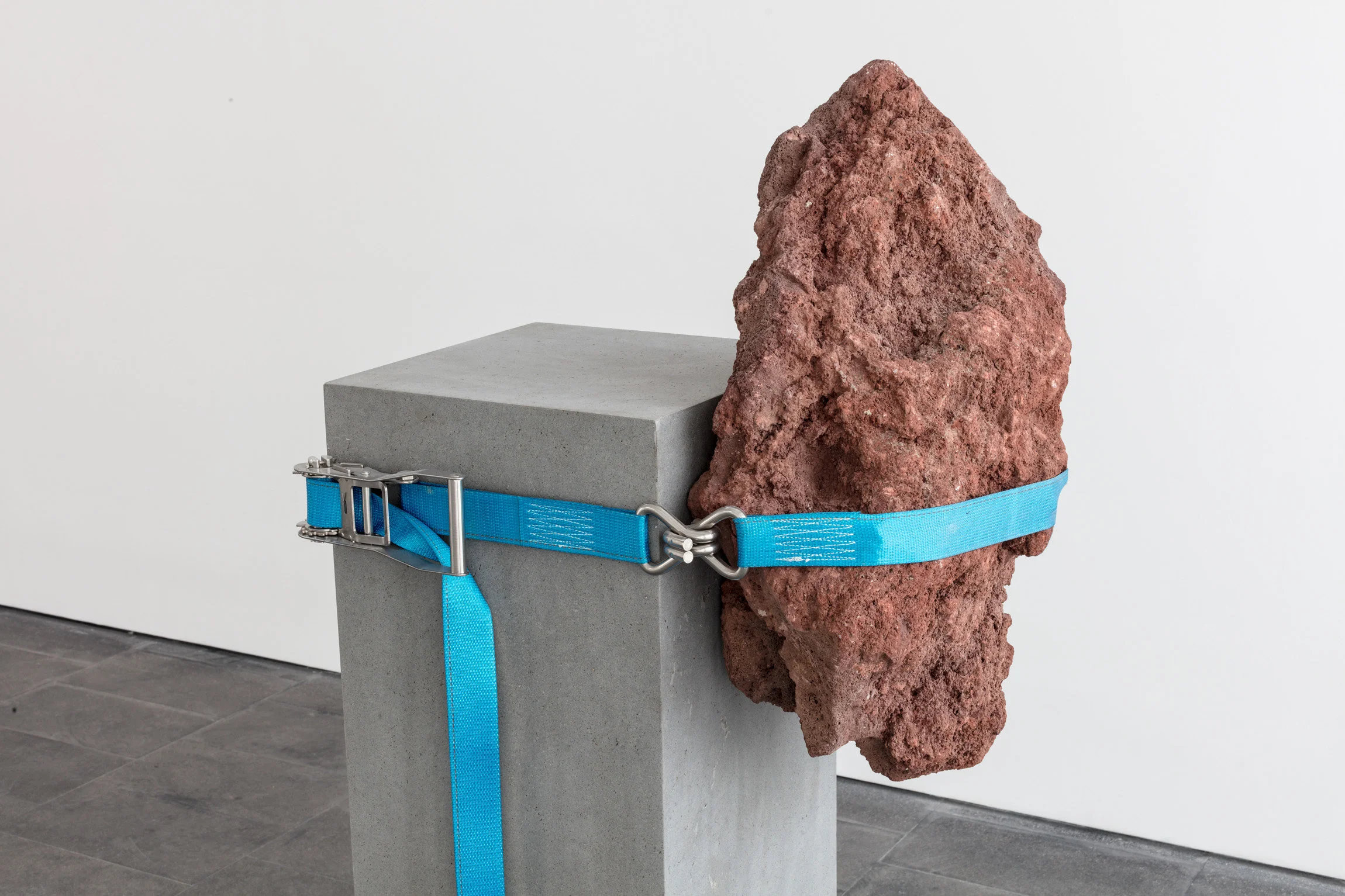 13. Mecánica de lo inestable, Jose Dávila, 2018. Galería OMR, Mexico City. Image: Enrique Macías. Courtesy of Galería OMR.