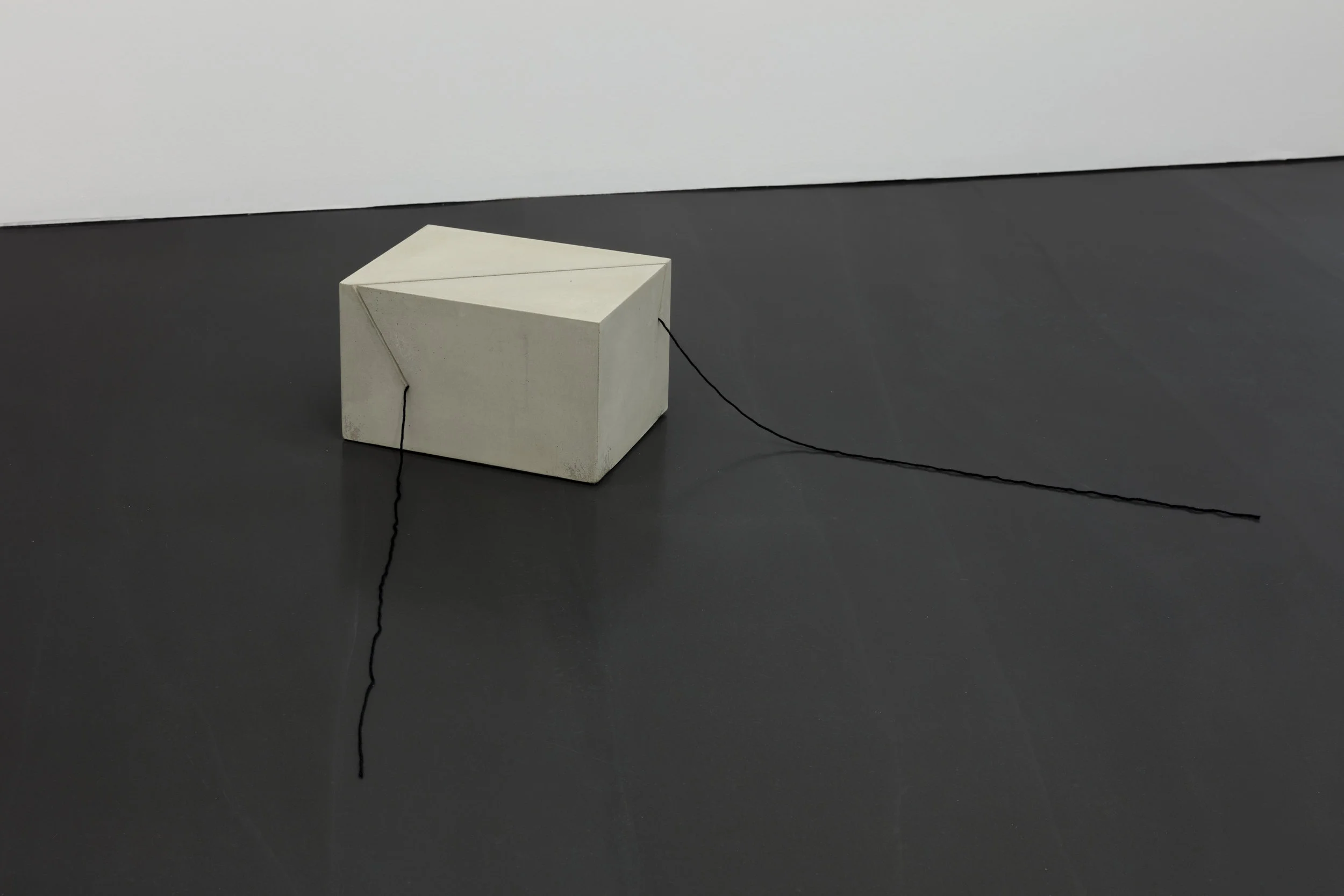 1. Line Weight II, Marcius Galan, 2018. Galeria Luisa Strina, São Paulo. Image: Andrea Rosetti. Courtesy of Galeria Luisa Strina.